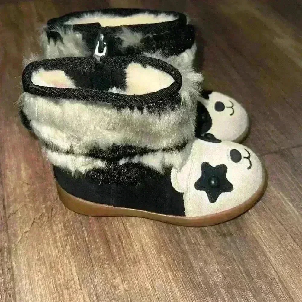Kids Panda Stuffie Black‎ & White Faux Fur UGG Boots size 7